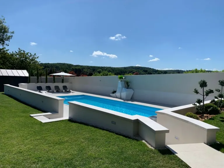 Piscine en couloir de nage dans un jardin