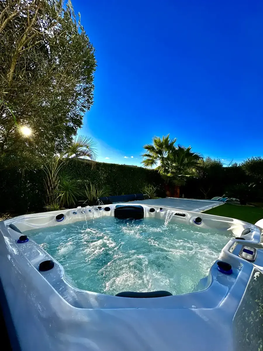 Spa extérieur de nuit dans un jardin