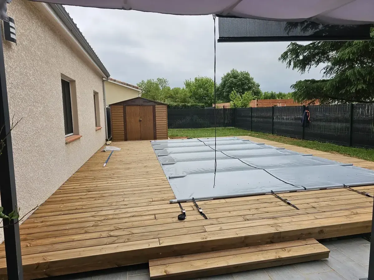 Terrasse bois préparée pour un espace détente extérieur